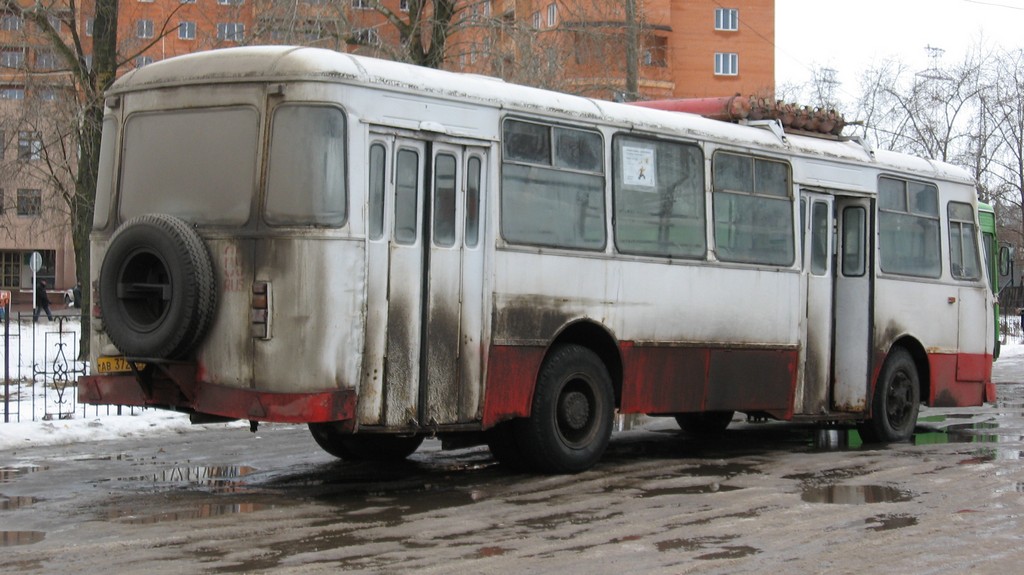 Автобус тверь конаково автовокзал. ЛИАЗ 677 С запаской сзади. ЛИАЗ 677 В Конаково. ЛИАЗ 677 запасное колесо. Автобус ЛИАЗ 677 В Конаково.