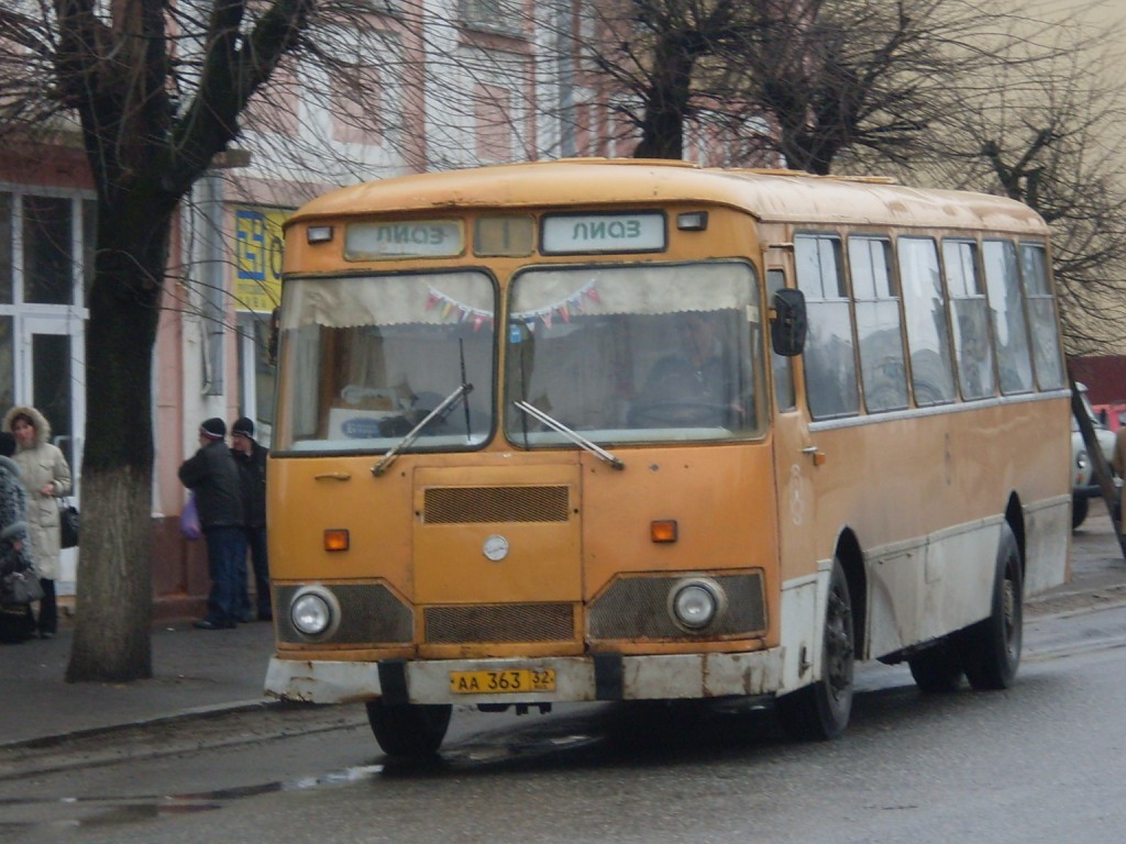 Автобусы клинцы. ЛИАЗ Клинцы. ПАЗ 711. Автобус Клинцы. Клинцы автобусы старые.