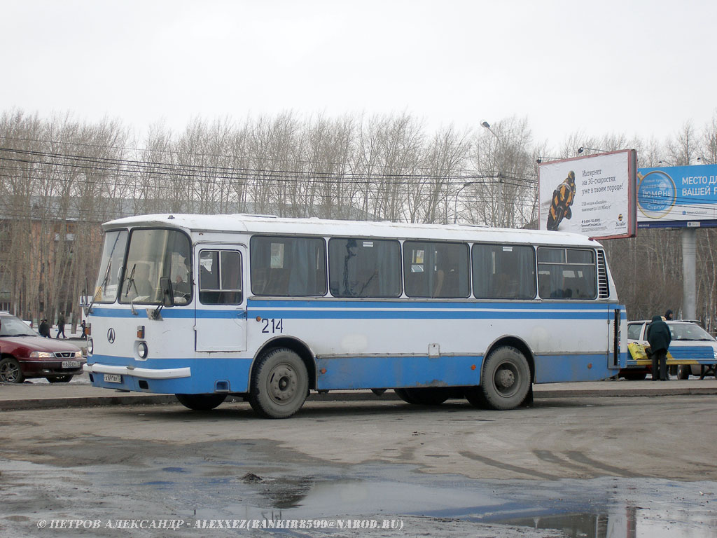 Автобус 214. ЛАЗ 695н. Автобус ЛАЗ 695 Тюмень. Автобус Ялуторовск Тюмень. Автовокзал Ялуторовск.