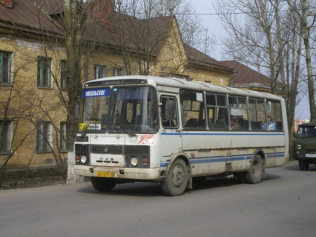 Номер автобуса никольское. 682 Автобус Никольское. Автобус Рыбацкое Никольское. Автобусы к 687 Тосно. Автобус 682 СПБ.