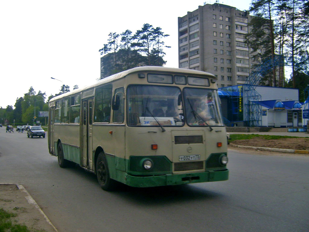 220 нея. Яхромский Автобусный завод ЛИАЗ-677м. ЛИАЗ ЯАЗ. В908ут32 фото.