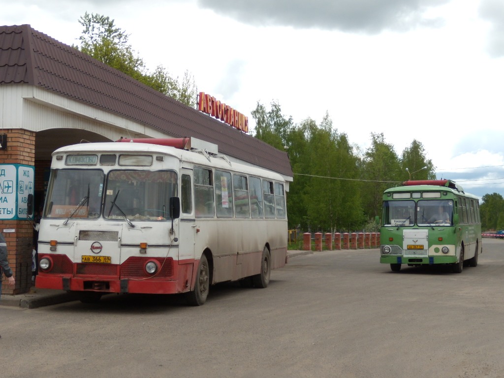 Автобус тверь конаково автовокзал. ЛИАЗ 677 В Конаково. Автостанция Конаково. Автовокзал Конаково фото. Тверская область город Конаково автовокзал.