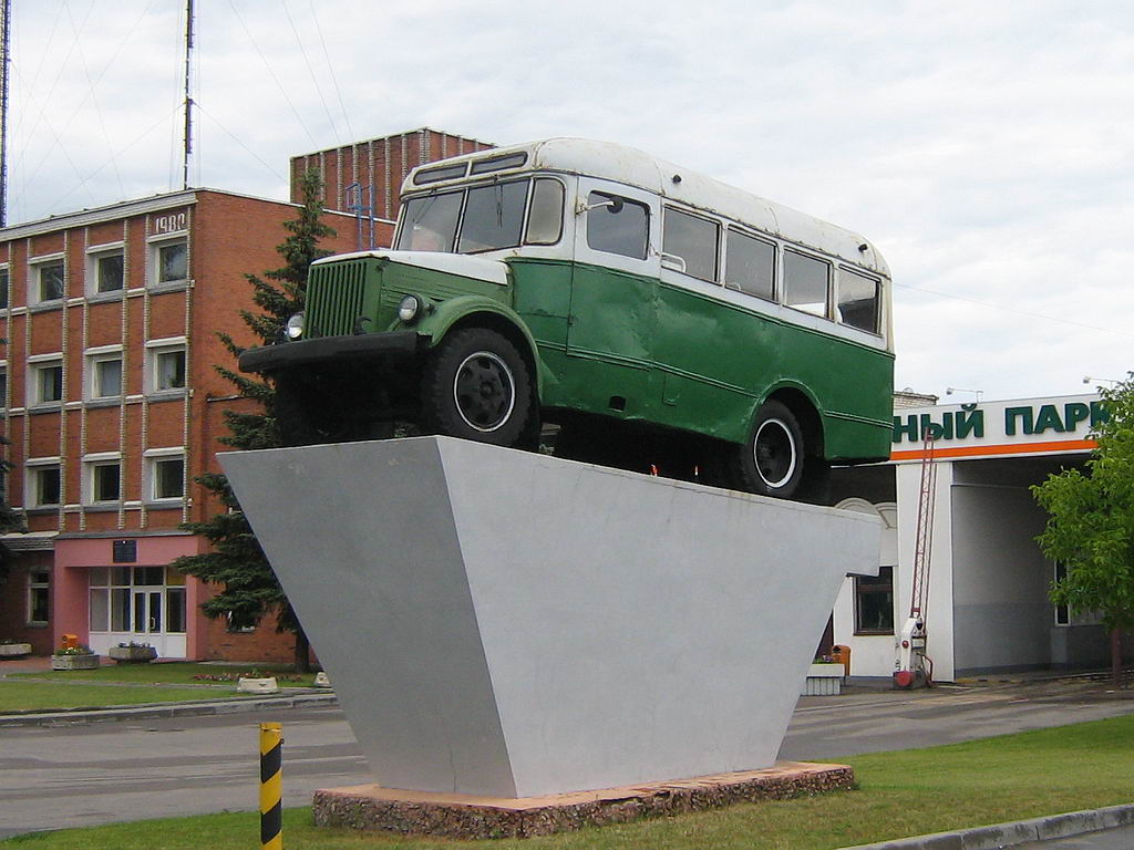 Городской автобус волковыск. Памятник автобусу. Памятник автобусу Москва.