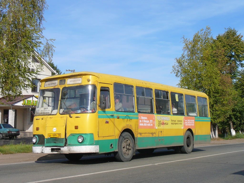 79 автобус ижевск. ЛИАЗ 677м Ижевск. Автобус ЛИАЗ Ижевск. Бело желтый ЛИАЗ 677 Ижевск.