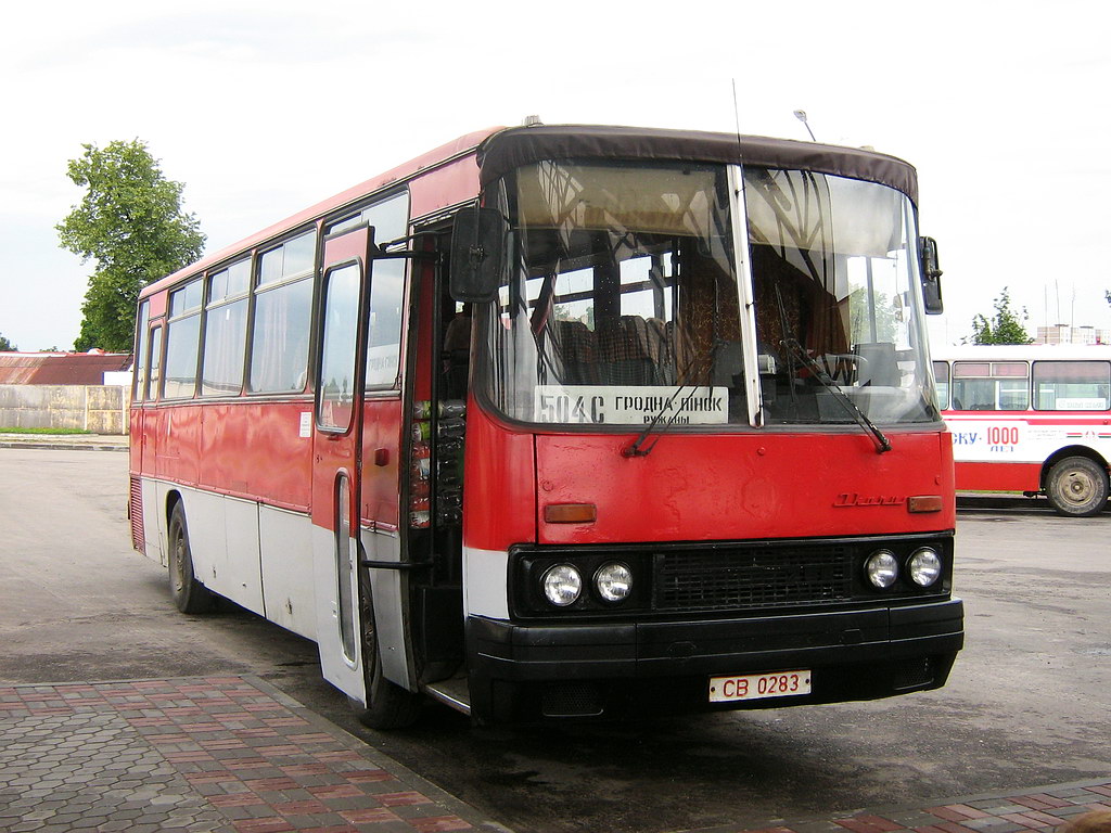 Городской автобус волковыск. Ikarus 256. Автобус-памятник Икарус-256. Брест автобус. Памятник Икарусу.