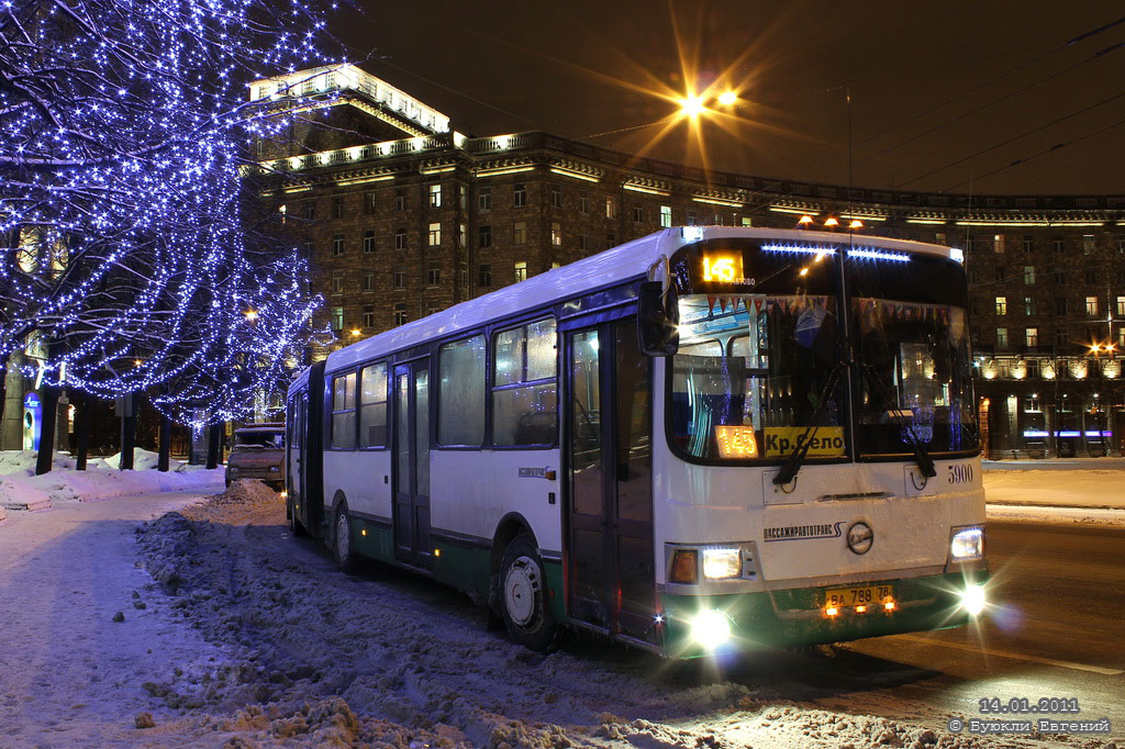 Ходят ли автобусы 2024 года. Новогодний автобус. Зимний транспорт. Новогодний троллейбус. Зимний автобус.