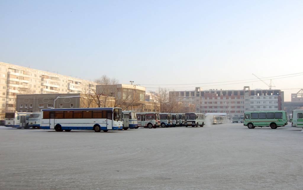 Автовокзал омск. Автобусные вокзалы в Омске. Старый автовокзал Омск. Автовокзал Омск картинки. Омский автовокзал автобусы.