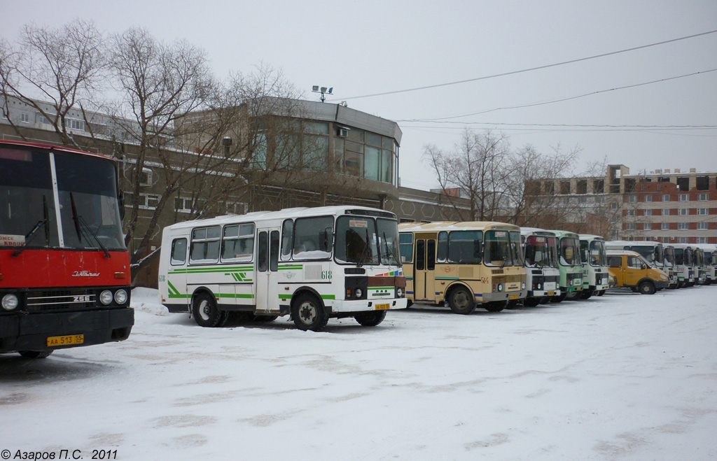 Автобусы омск автовокзал. Автобус Омск Усть Ишим. Автовокзал Омск платформы. Усть-Ишим автовокзал. Автовокзал Омск автобусы.