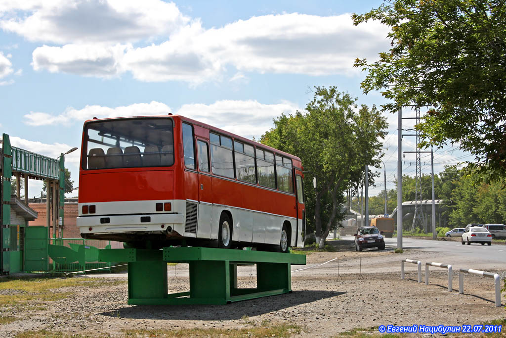 Городской автобус волковыск. Автобус-памятник Икарус-256. Автобус-памятник Икарус-256 в Воронеже. Памятник автобусу Икарус. Памятник Икарусу.