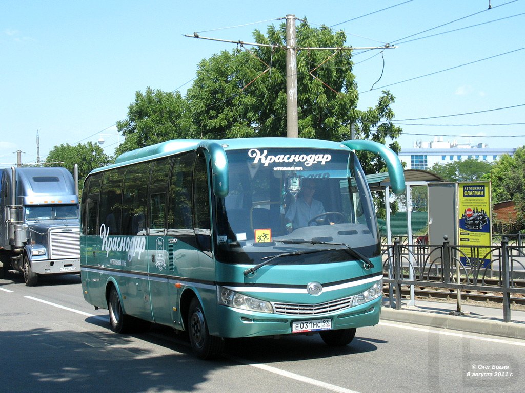 Местоположение автобусов краснодар. Yutong zk6737d. Ютонг 6737. Ютонг е 385 КХ 152. Yutong zk6938hb9, Белореченск Краснодар автобус.