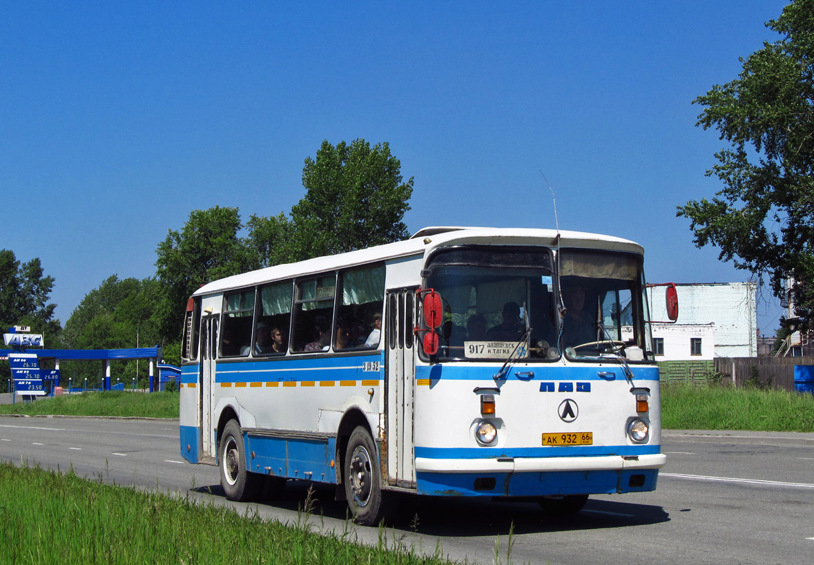 Верхний тагил автобусы. ЛАЗ 695н кабина. Автобус Алапаевск Нижний Тагил. Автобус из Нижнего Тагила в Алапаевск.