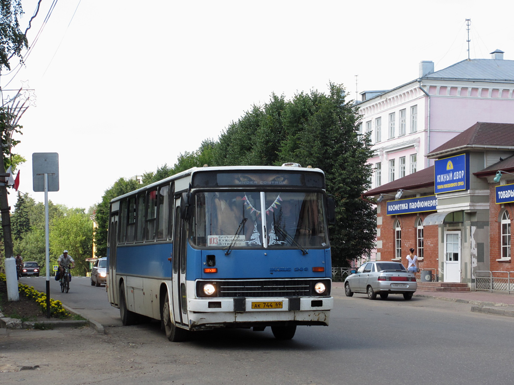 Автобус бологое. Бологое Икарус. Автобусы Бологое. Бологое автовокзал. Бологое автобусы в городе.