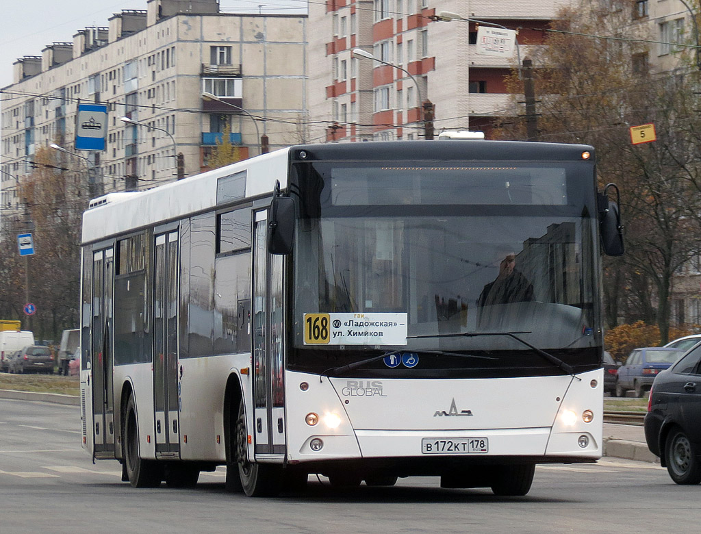 Лазурный автобус столкнулся с иномаркой у метро … Foto 16