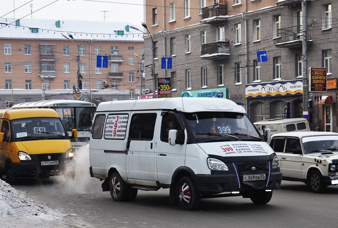 Ставят газель во дворе