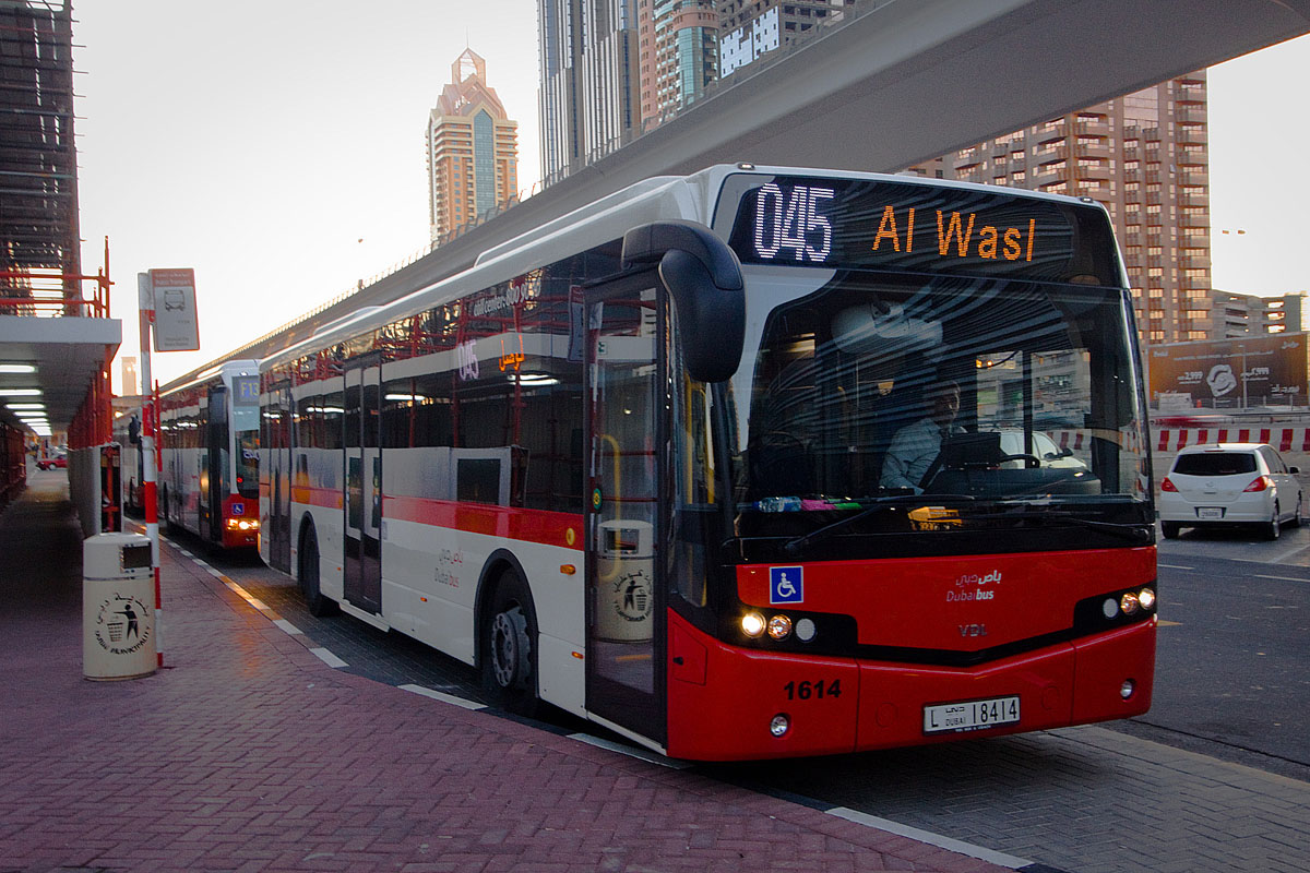 Автобусы в дубае. Дубай transport. Общественный транспорт Дубай. Автобусы ОАЭ. Автобус в Абу Даби.