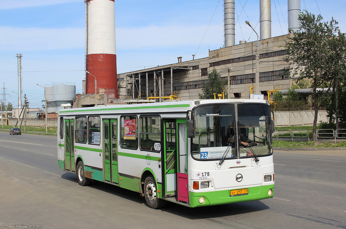 Маршрут 23 автобуса челябинск. Автобусный парк Челябинск Молодогвардейцев. Автобус ЛИАЗ Челябинск. Автобус Челябинск ЛИАЗ. 8017. 23 Автобус Челябинск.