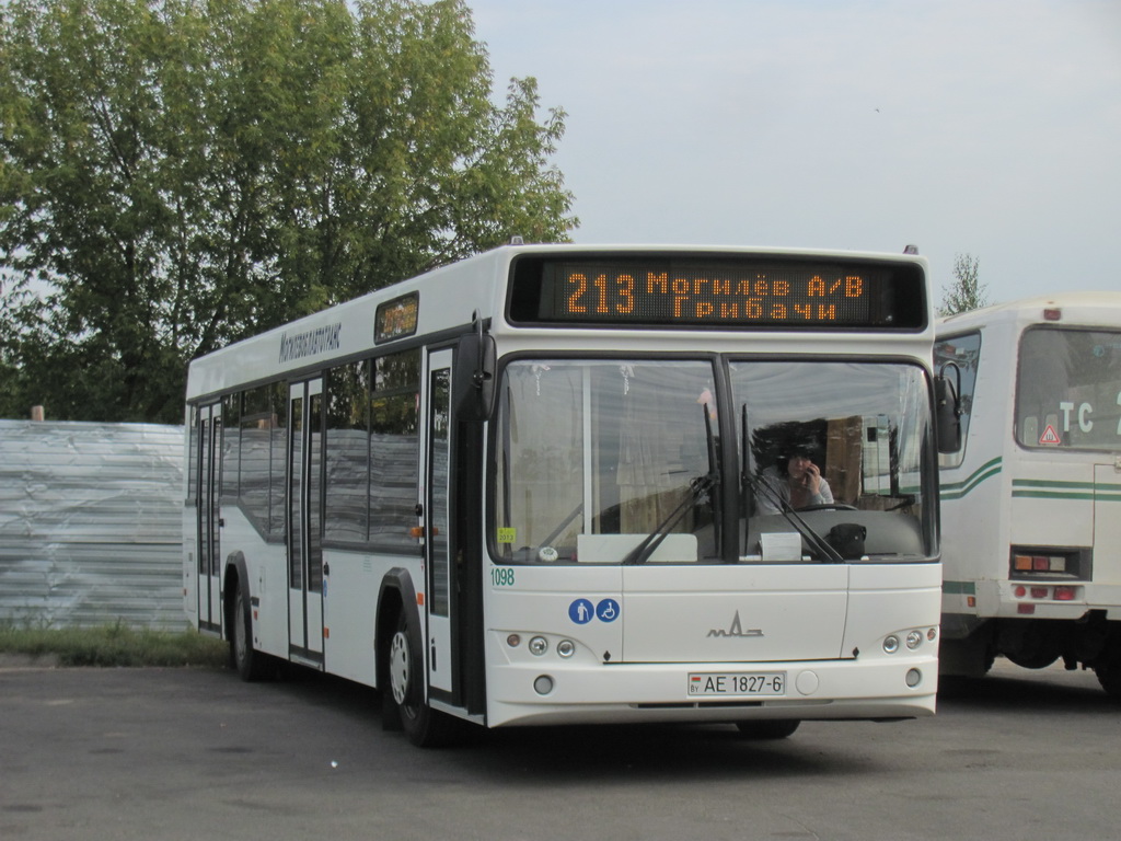 Номер автовокзала могилев. Автовокзал Могилев. Автобус 1098. Могилев автовокзал фото. МАЗ-103 С белыми номерами.