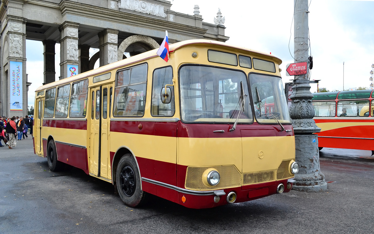 Старые автобусы. ЛИАЗ-677 автобус. ЛИАЗ 677 музейный. ЛИАЗ 677 фото. ЛИАЗ 677 завод изготовитель.