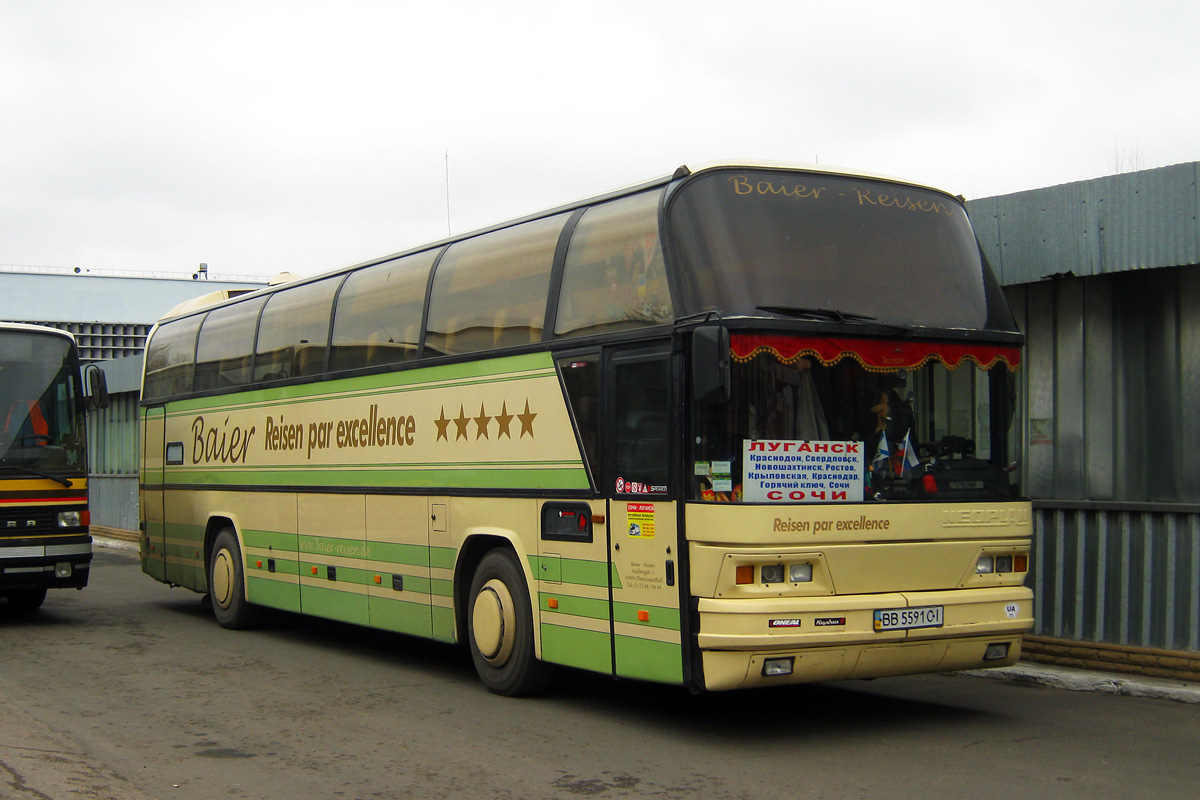 Ростов луганск автобус. Автобусы Луганска. Автобусы Ялта-Луганск. Автобус Луганск Ростов. Автобус на автостанции Луганска.