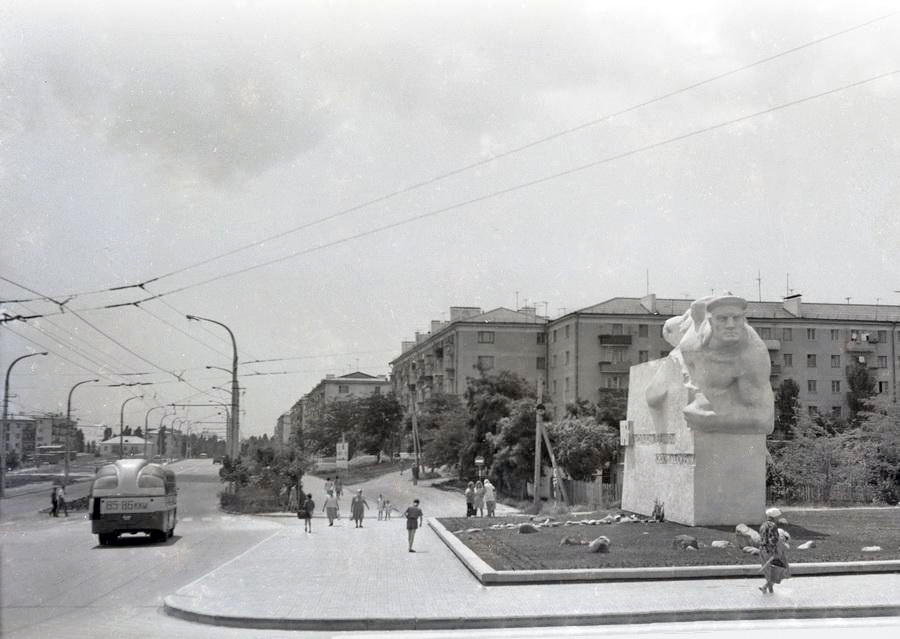 Бочка 1969 новороссийск. Новороссийск 1970 год. Проспект Ленина Новороссийск в 1990 году. Проспект Черняховского Новороссийск. Новороссийск 1980.