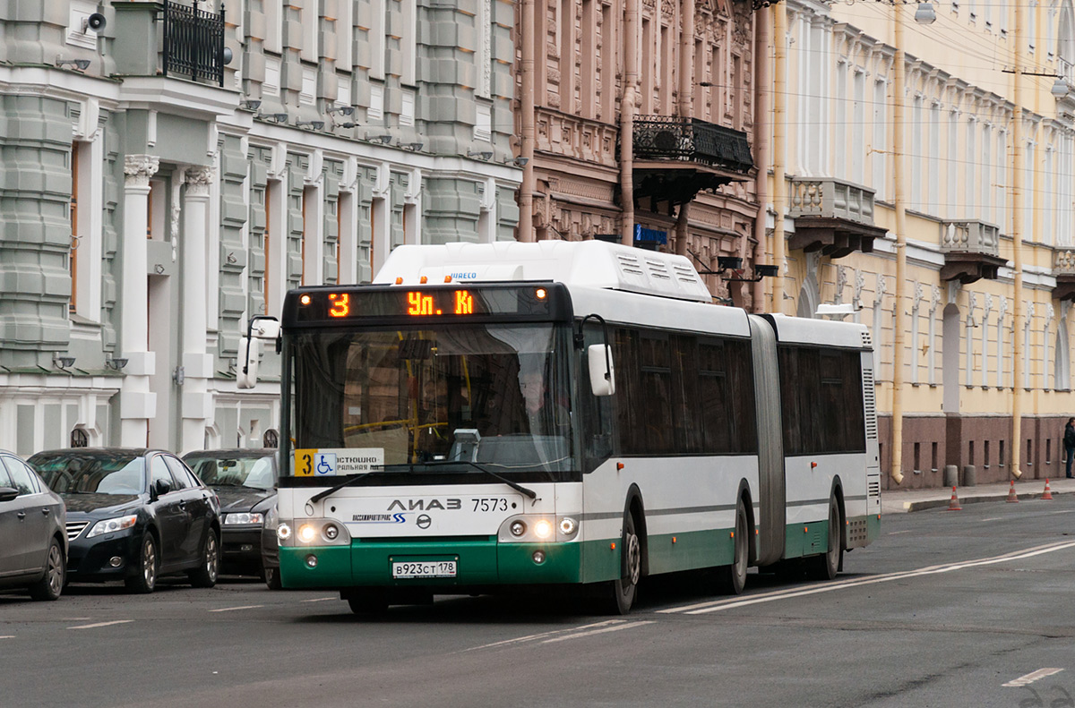 Автобусы в санкт петербурге до скольки. Общественный транспорт Питер. Автобус Санкт-Петербург. Питерские автобусы. Санкт-Петербургский автобус.