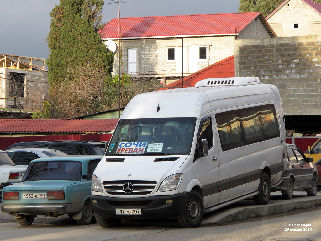 Маршрутка нальчик владикавказ. Mercedes-Benz Sprinter Ереван Тбилиси. Ереван Тбилиси автобус. Сочи Ереван автобус. Мерседес Бенц Армения.