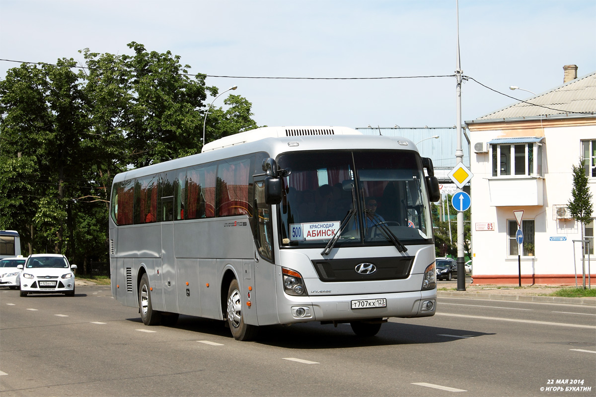 Автобусы абинск краснодар. Автовокзал Абинск. Hyundai Universe Luxury. Автобус Абинск Краснодар. Краснодар Фотобус.