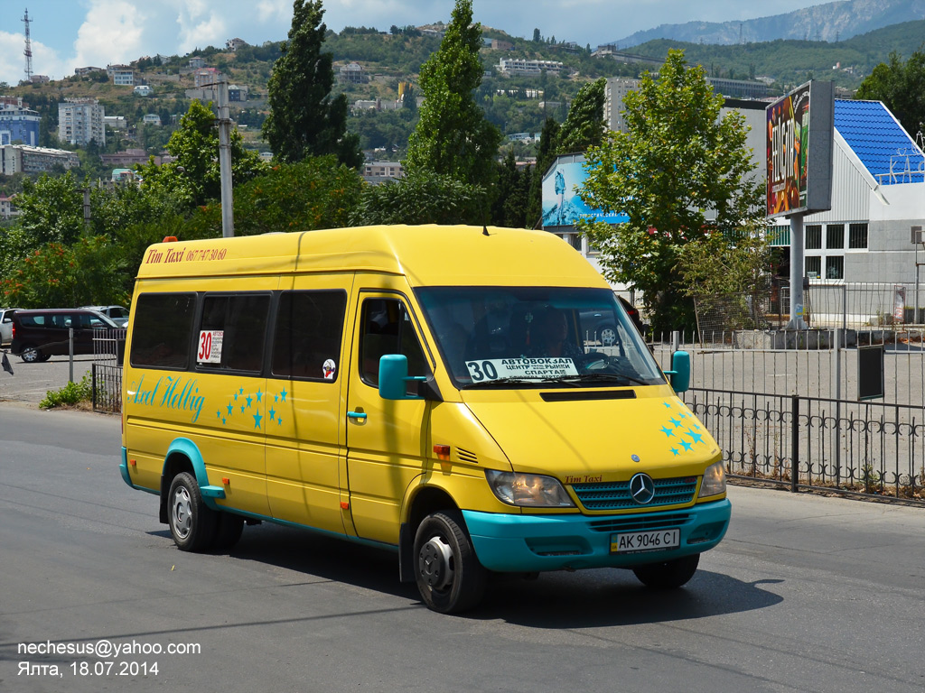 Мерседес в крыму. Микроавтобус Ялта. Маршрутки Ялта. Автобус Минск Ялта. Микроавтобус-Ялта РФ.