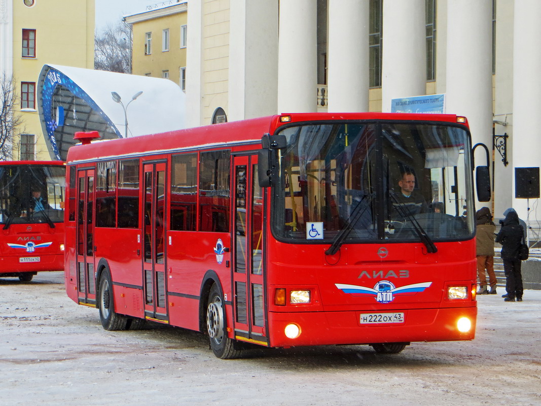 Транспорт киров автобусы. ЛИАЗ 5293.54. ЛИАЗ 5293 Киров. Автобус ЛИАЗ Киров. Красный ЛИАЗ Киров.