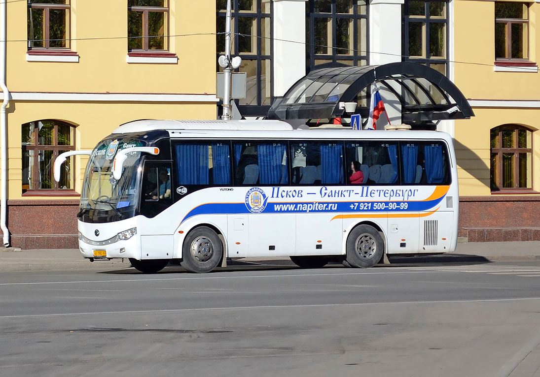 Меридиан петербург псков. Yutong ZK 6899 ha. Автобусы Автофаворит Псков. Псков Санкт Петербург Автофаворит. Маршрутка Автофаворит.