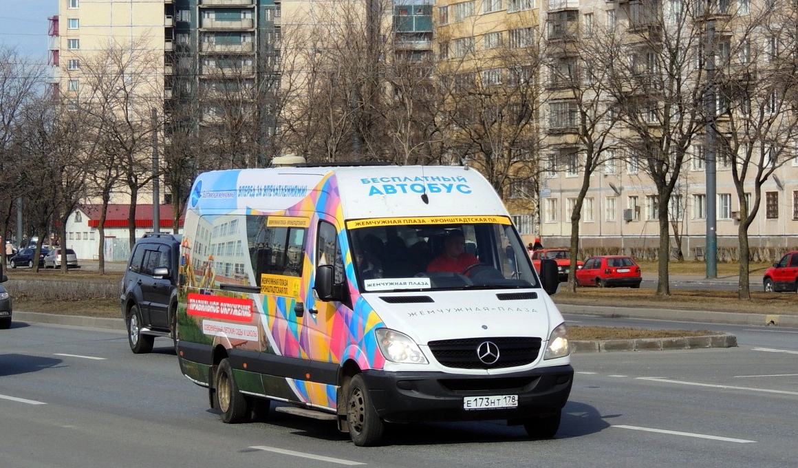 Автобус до жемчужины. MB Sprinter Луидор. Автобус Жемчужная Плаза. Луидор эвакуатор. Флаг Луидор.