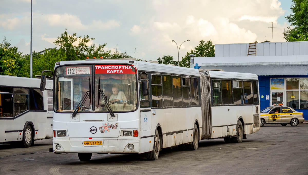 Едет автобус кемерово. ЛИАЗ 6217. ЛИАЗ 135 Кемерово. ЛИАЗ 1331 Кемерово. ЛИАЗ 271 Кемерово.