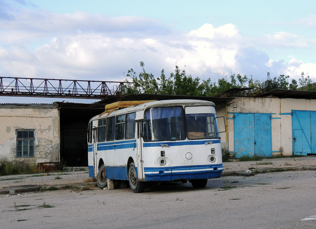 Автобус бахчисарай. АТП 14340. Бахчисарайский АТП. АТП Бахчисарай. Автобус старый в Бахчисарае.