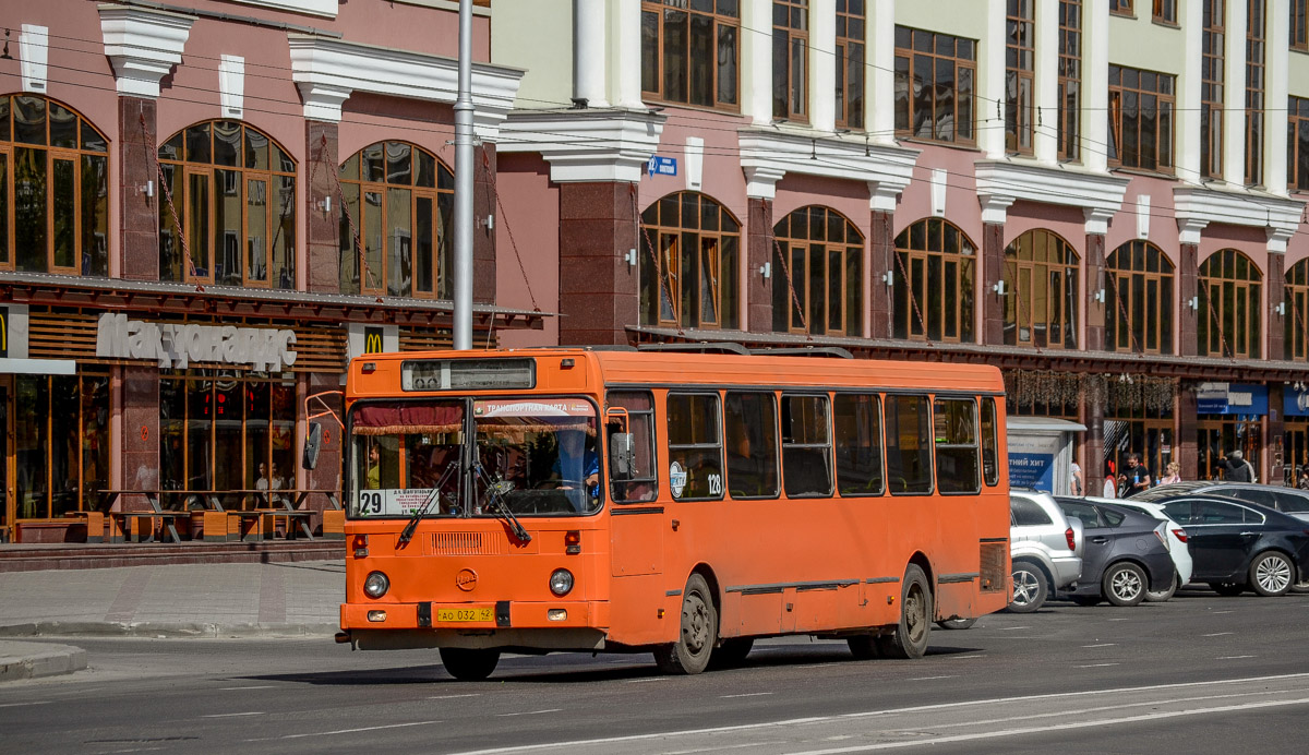 Лазурный автобус столкнулся с иномаркой у метро … Foto 19