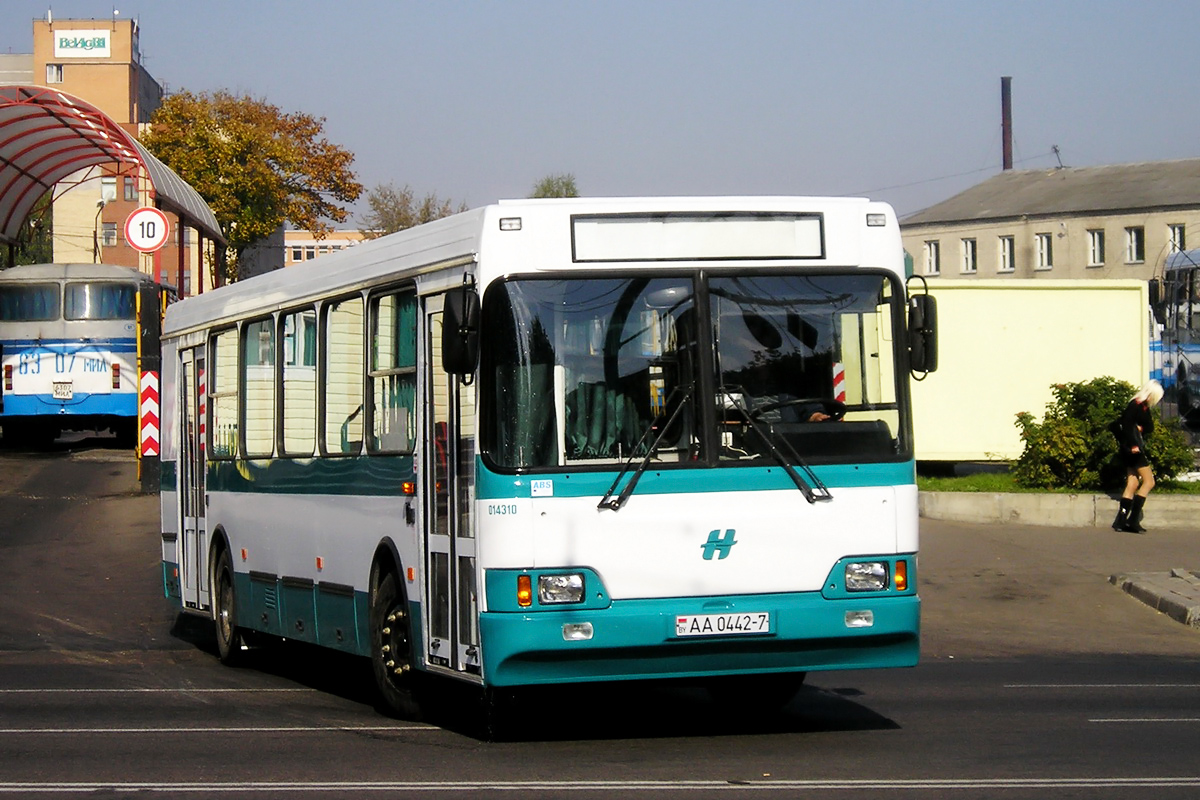 Туры беларусь на автобусе. Белорусский автобус 52012. ЛИАЗ автобус белорусский автобус. Белорусские автобусы Лидиевские. Ходят ли автобусы из Беларуси в Венгрию.