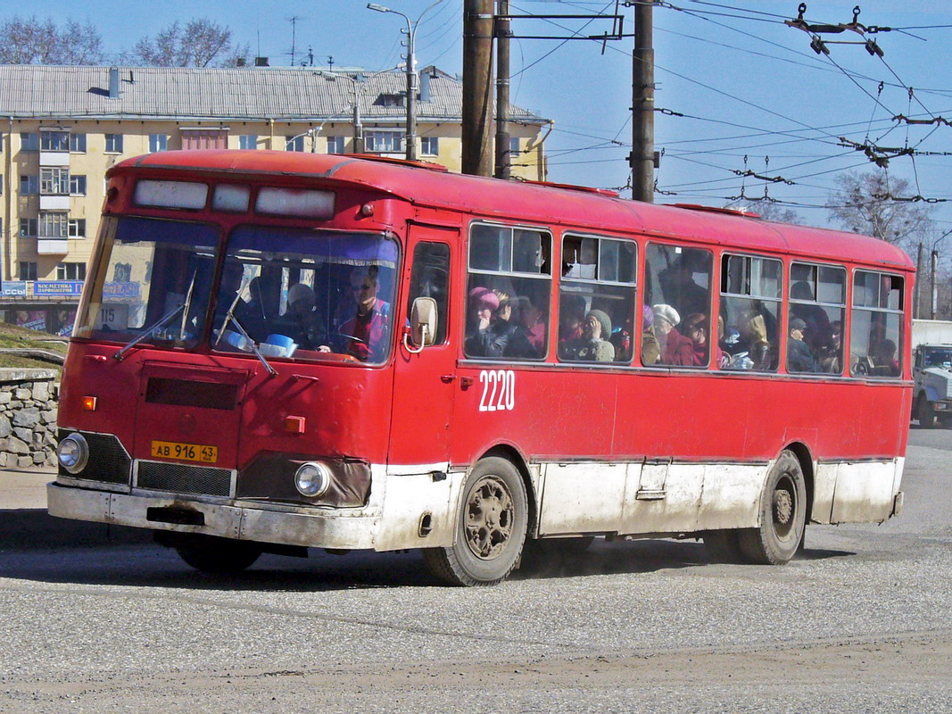 Киров автобусные. ЛИАЗ 677 Киров. 115 Автобус Киров - Пасегово. Автобус старый Киров. Автобус 3 Киров.