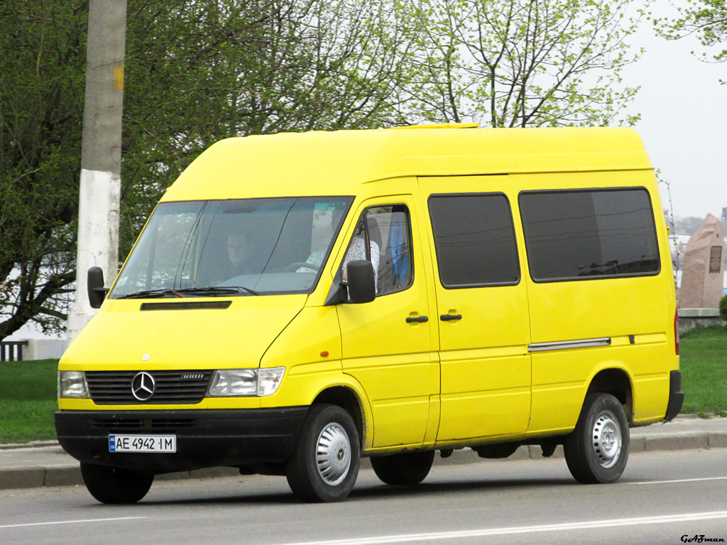 Желтый спринтер. Mercedes-Benz Sprinter 208. Мерседес Бенц 208 Спринтер. Sprinter 208 d. Мерседес Спринтер 208д.