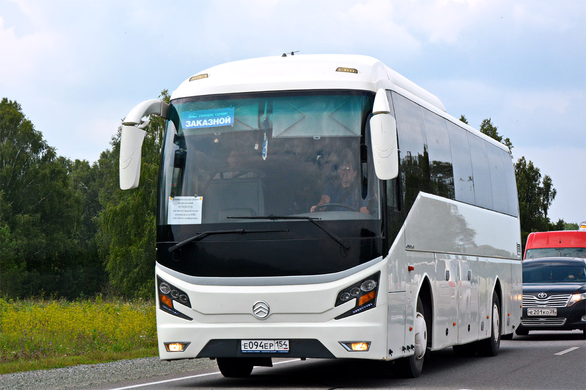 Туристский автобус Golden Dragon xml6126jr