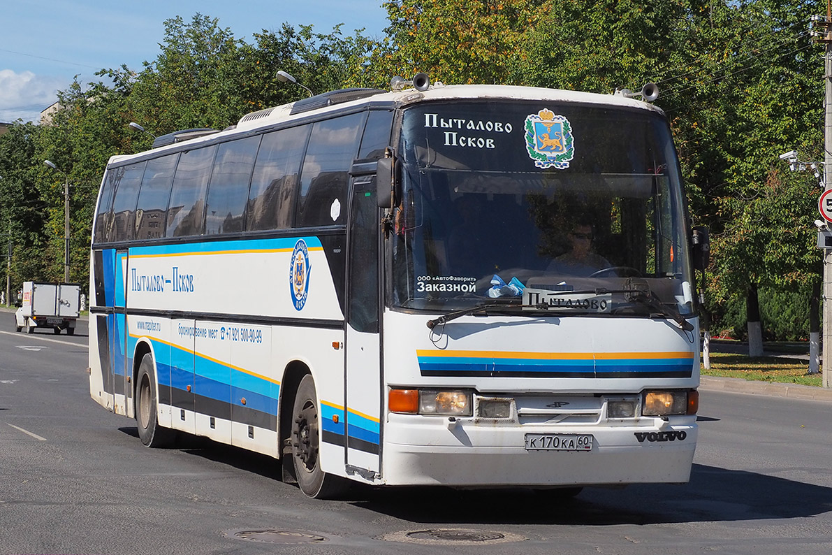 Экскурсии автобусом из пскова. Автобус Псков Пыталово. Автофаворит Псков Пыталово. Автостанция Пыталово.