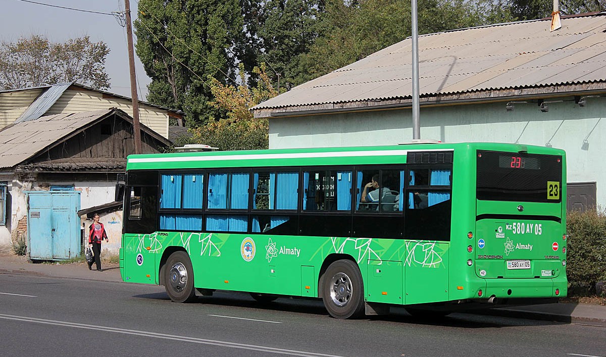 Автобусы алматы время. Ютонг 6108. Yutong zk6118. Ютонг автобус Ташкент. Автобус 23 Yutong.